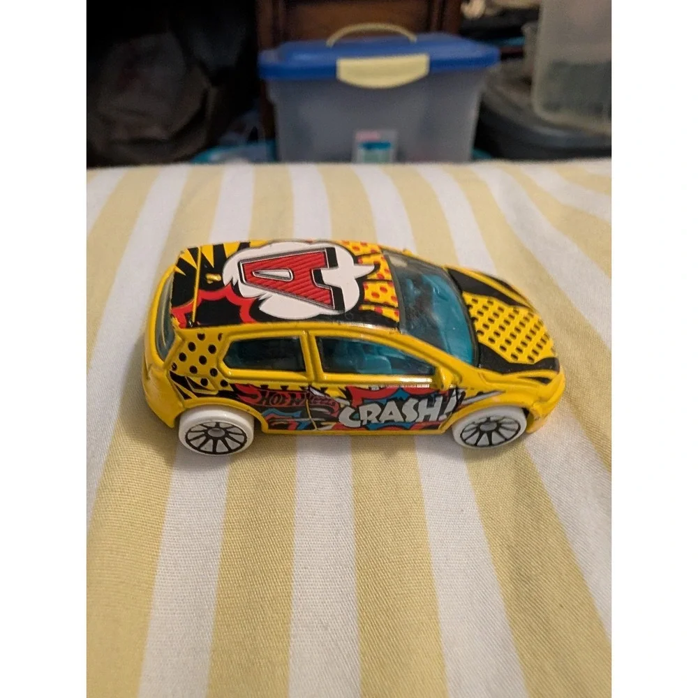 2016 HOT WHEELS ART CARS VOLKSWAGEN GOLF MK7 ZOOM CRASH YELLOW 1:64 DIECAST CAR